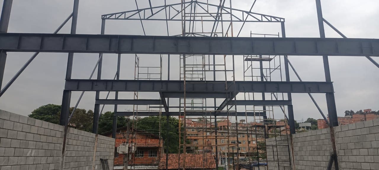Pórtico de estrutura metálica em montagem