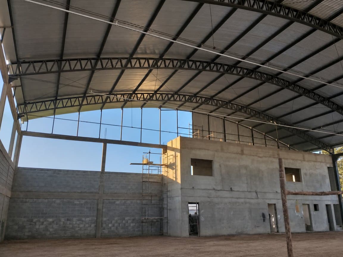 Estrutura metálica em obra executada pela Construtora DRC