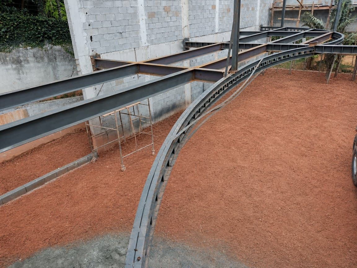 Vigas metálicas curvas assentadas em obra