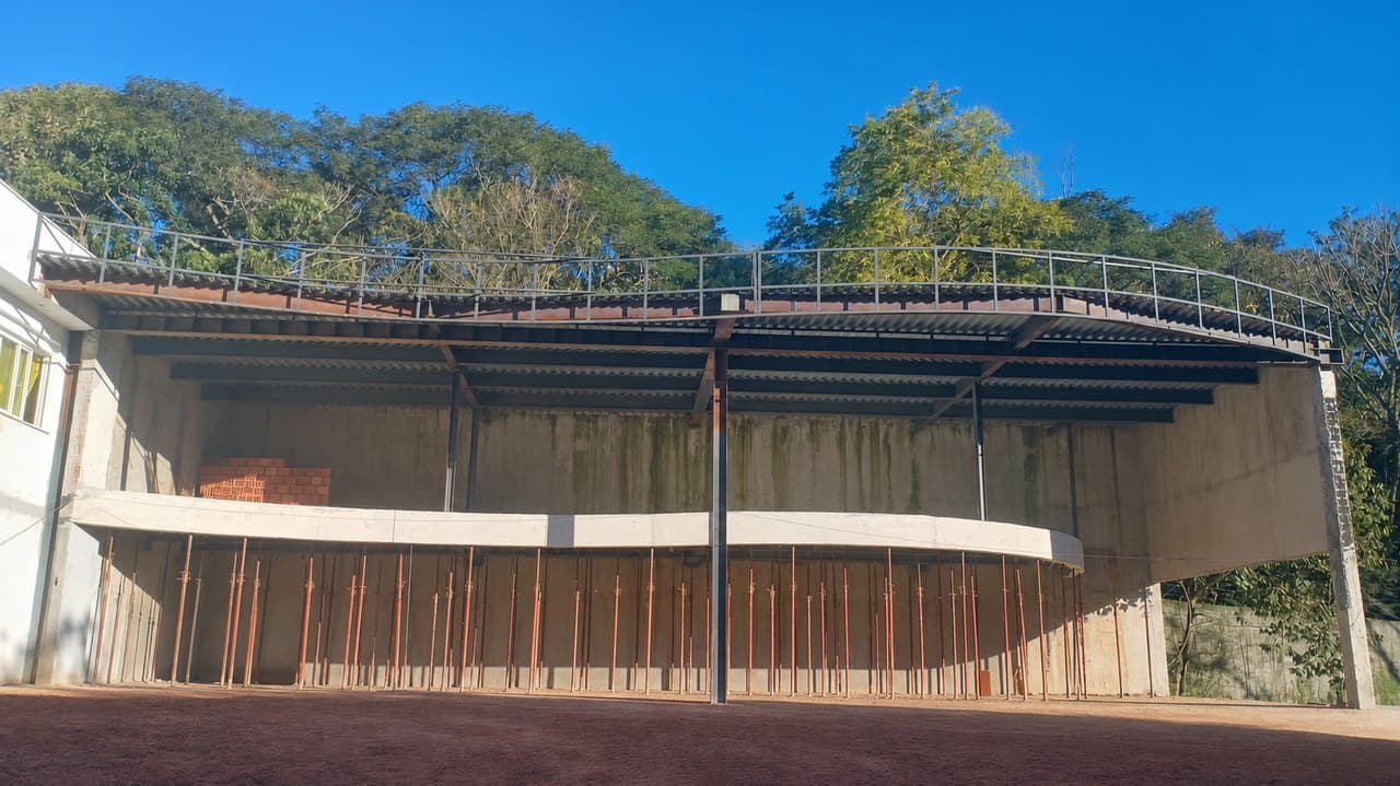 Estrutura metálica em obra executada pela Construtora DRC