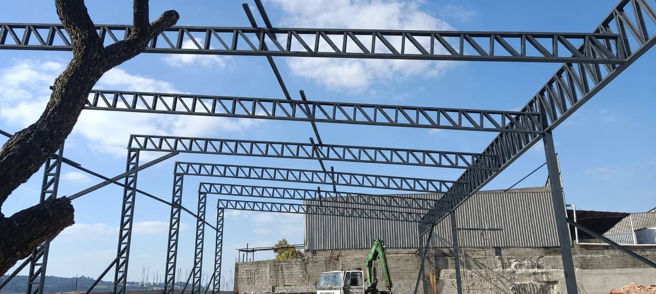 Estrutura metálica em obra executada pela Construtora DRC