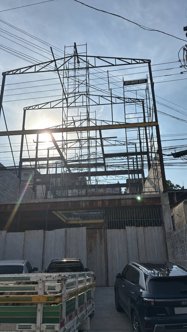 Estrutura metálica de edifício de múltiplos pavimentos em montagem