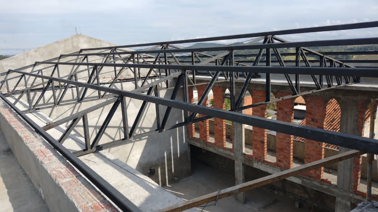 Treliças metálicas de cobertura sobre alvenaria, vista interna
