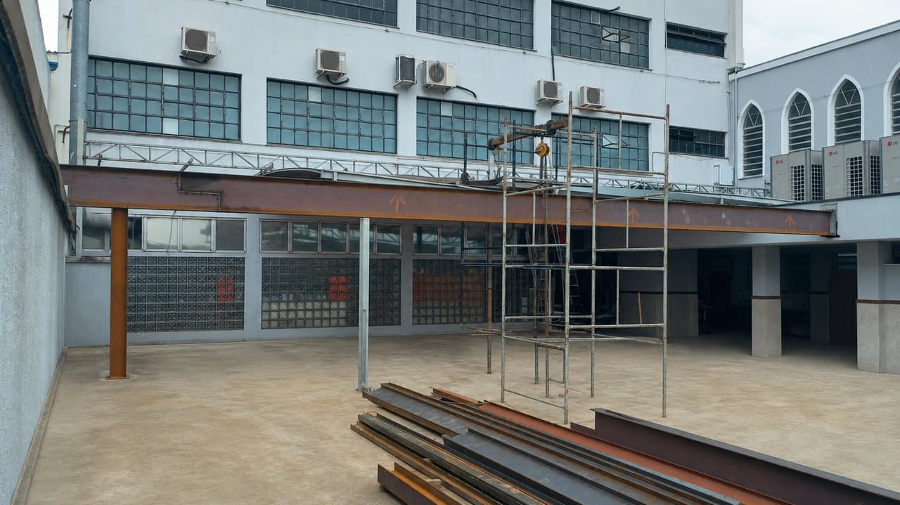 Estrutura metálica em obra executada pela Construtora DRC