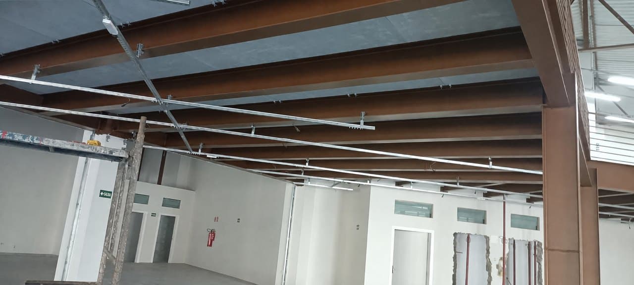 Estrutura metálica em obra executada pela Construtora DRC