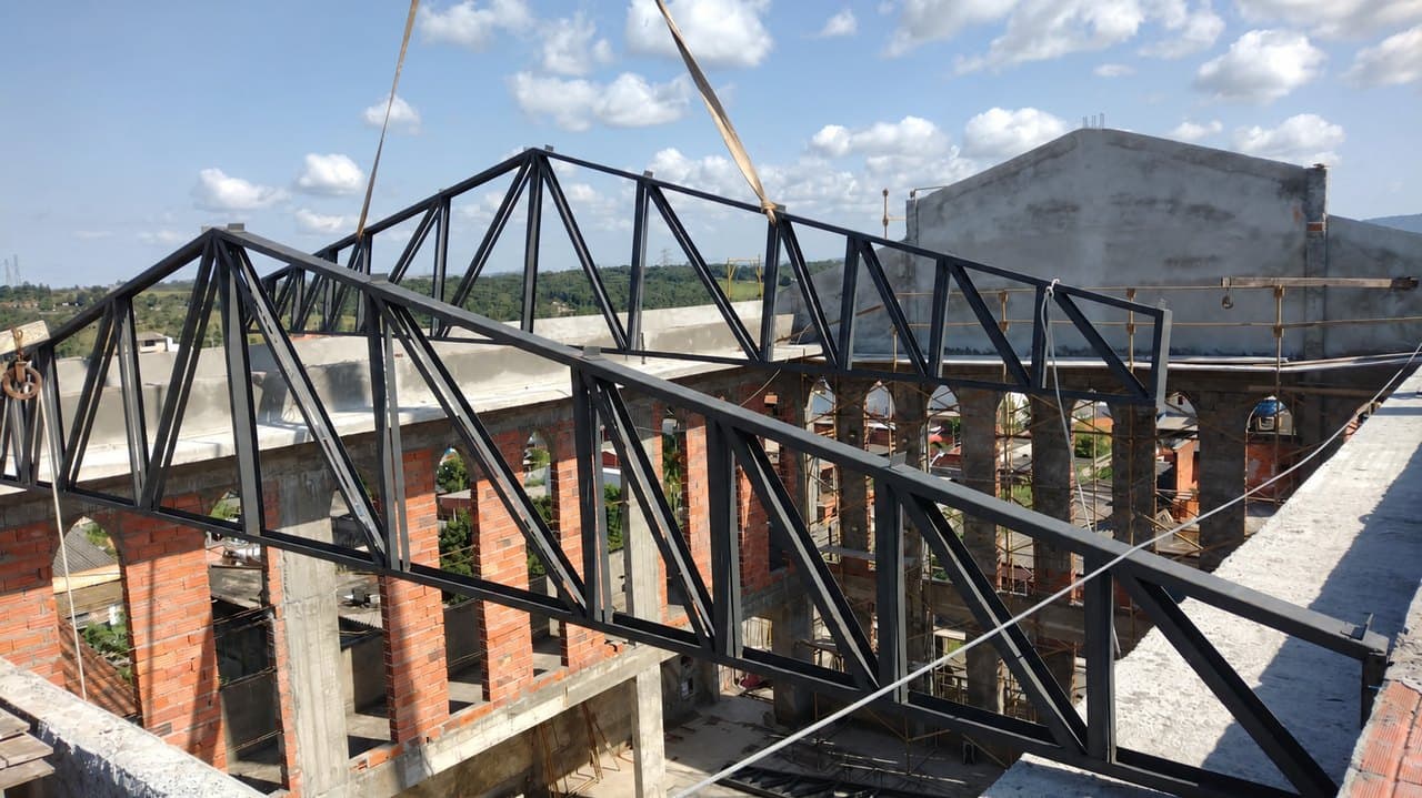 Estrutura metálica em obra executada pela Construtora DRC