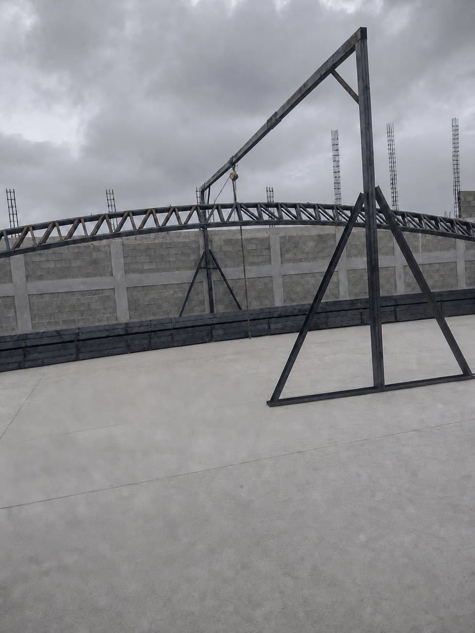 Pórtico metálico içado em laje de cobertura