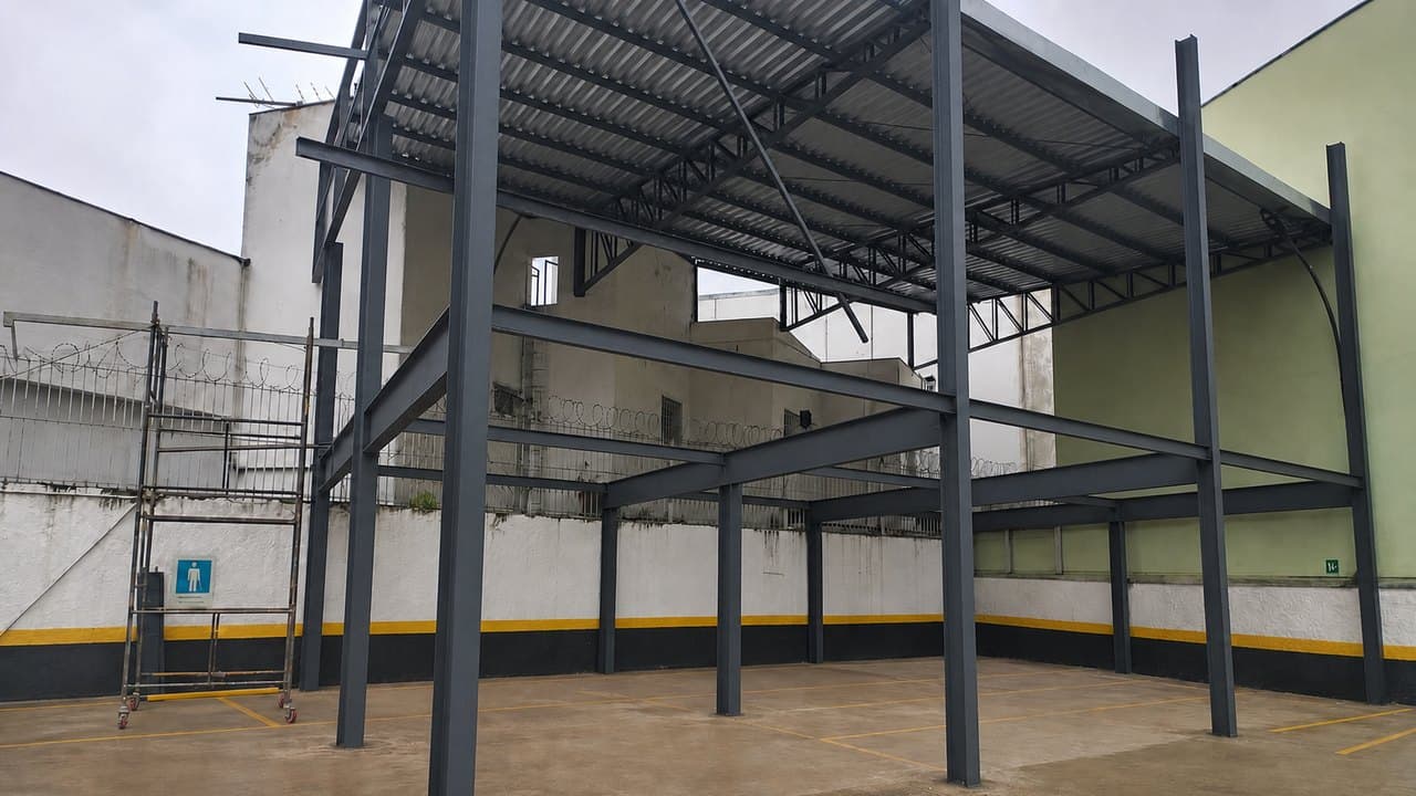 Estrutura metálica em obra executada pela Construtora DRC