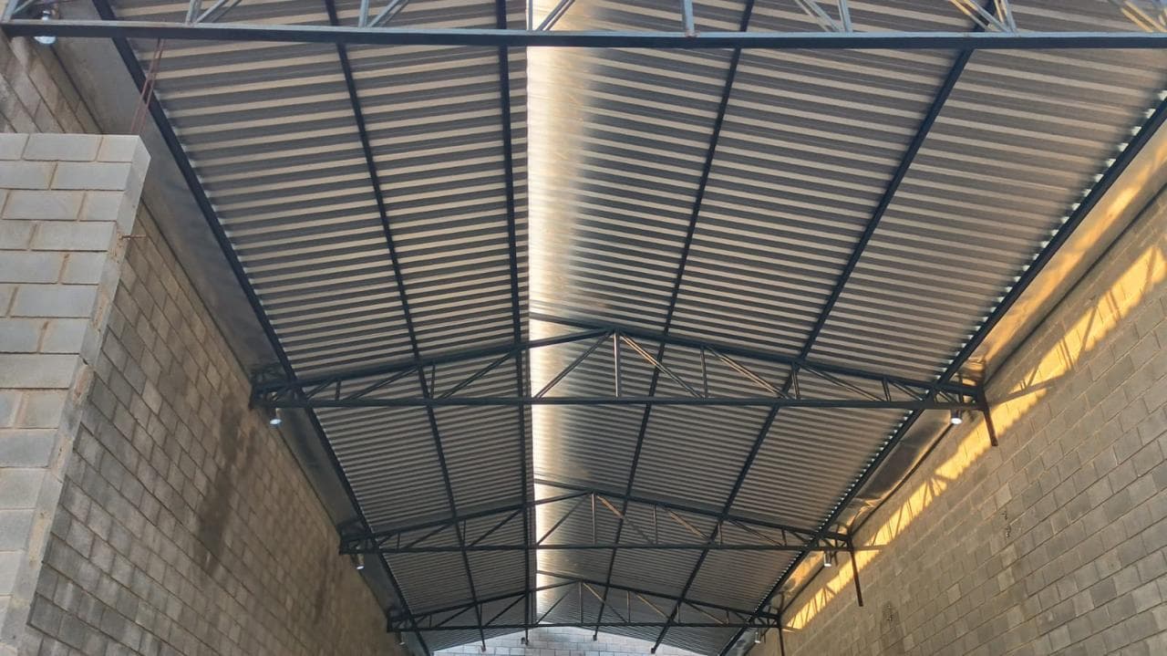 Estrutura metálica em obra executada pela Construtora DRC