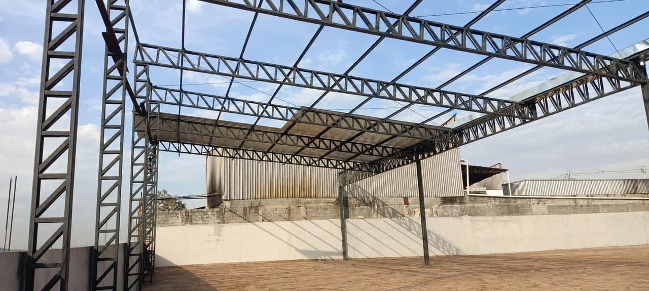 Estrutura metálica em obra executada pela Construtora DRC