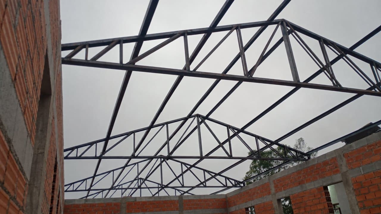 Treliças de cobertura metálica em montagem, vista interna