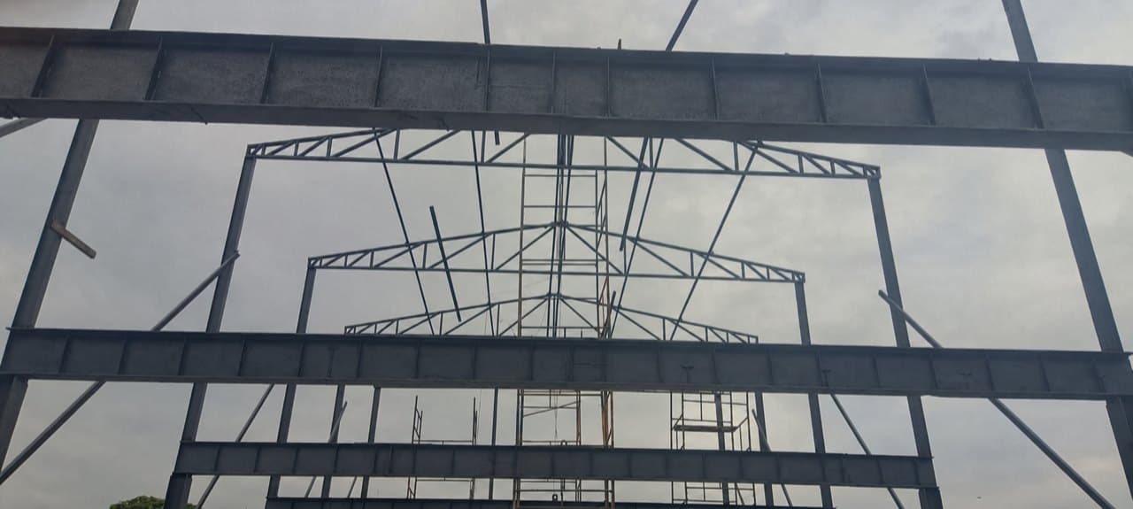 Estrutura metálica em obra executada pela Construtora DRC