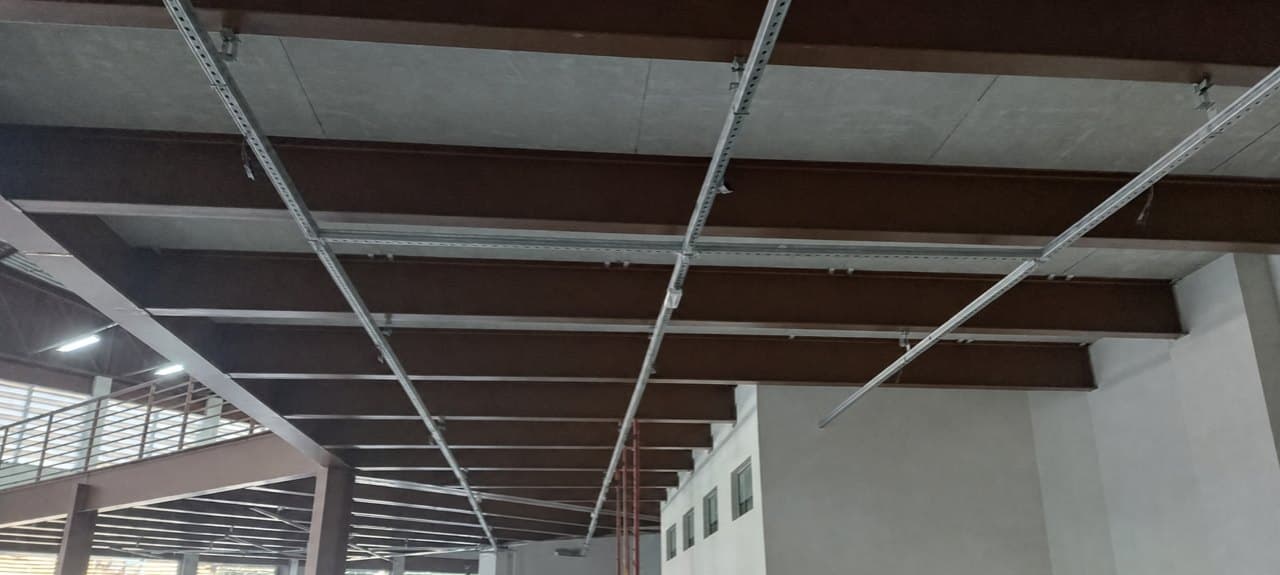 Estrutura metálica em obra executada pela Construtora DRC